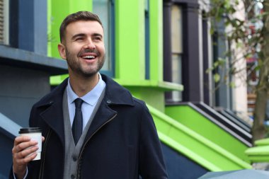 Yakışıklı genç iş adamının yakın plan portresi.