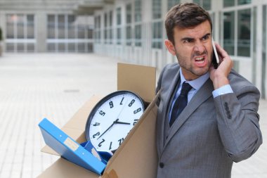 Depresyondaki işadamı eşyalarını taşıyor.