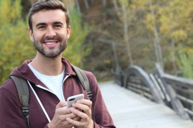 Karışık ırk erkeği kopyalama alanıyla sonbaharda çağrı yapıyor