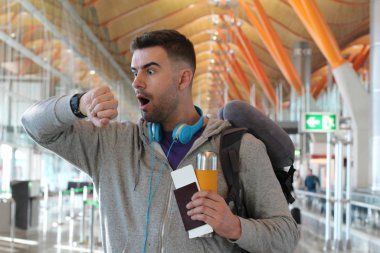 Gemiye binmek üzere olan mutlu gezgin. Genç adam ayrılıyor. 