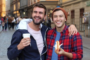 Güzel homoseksüel çift şehir sokaklarında geziniyor.