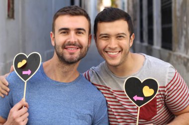 Homoseksüel çift saf aşklarını gösteriyor