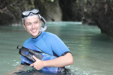 Okyanus mağarasında gülümseyen dalgıç