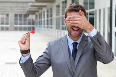 Ofiste dart oynayan düşüncesiz iş adamı.