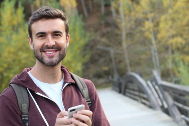 Karışık ırk erkeği kopyalama alanıyla sonbaharda çağrı yapıyor