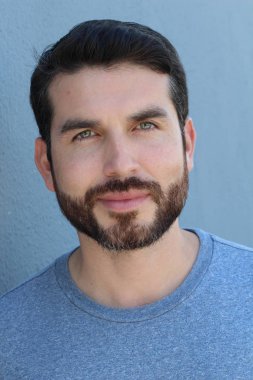 Yakışıklı esmer, sakallı adam, yakın plan kadın doktoru.