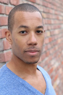 Sokaktaki yakışıklı Afro-Amerikan adamın yakın plan portresi.