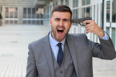 Takım elbiseli yakışıklı genç iş adamının sokakta intihar ederken yakın plan portresi.