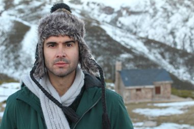 Eskimo erkek, elinde fotokopi aletiyle dışarıda duruyordu.