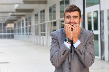 Ofiste çığlık atan bir iş adamı.