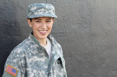 Yeşil asker tarzı ceket ve şapka giyen güzel bir genç kızın portresi. 