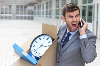 Depresyondaki işadamı eşyalarını taşıyor.