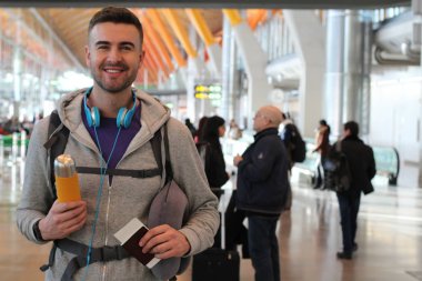 Gemiye binmek üzere olan mutlu gezgin. Genç adam ayrılıyor. 