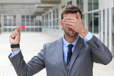 Ofiste dart oynayan düşüncesiz iş adamı.