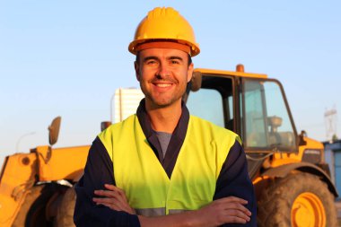 Profesyonel inşaat sektörü şoförü, gün batımında yakın plan portre 