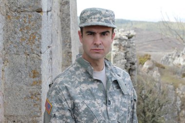 Dışarıda gülümseyen sağlıklı Amerikan askeri.