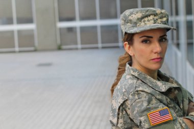 Fotokopi aletiyle gülümseyen askeri kadın