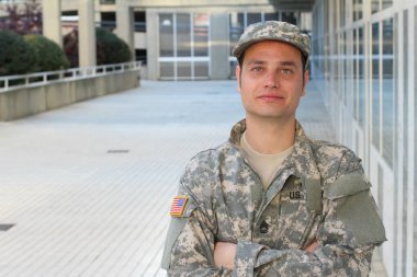 Derin Düşüncelere dalmış Asker