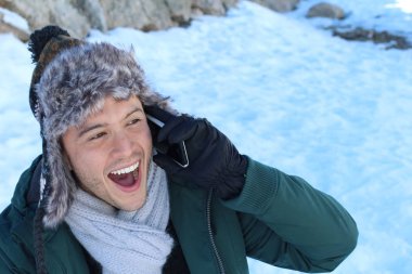 Eskimo erkek telefonla ararken gülümsüyor