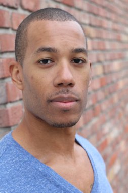 Sokaktaki yakışıklı Afro-Amerikan adamın yakın plan portresi.