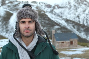 Eskimo erkek, elinde fotokopi aletiyle dışarıda duruyordu.