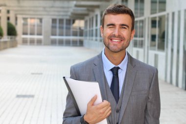 Gülümseyen zarif bir adam.