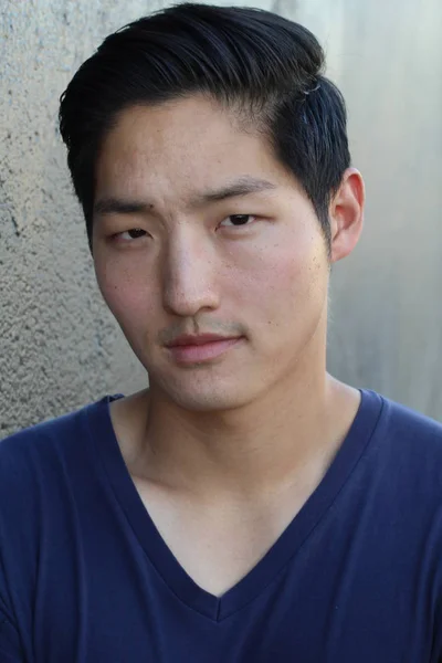 Närbild Porträtt Stilig Ung Asiatisk Man Blå Skjorta — Stockfoto