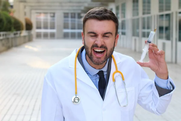 Retrato Close Belo Jovem Médico Com Seringa Rua — Fotografia de Stock