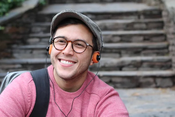 Nahaufnahme Porträt Eines Gutaussehenden Jungen Mannes Lässiger Kleidung Der Musik — Stockfoto