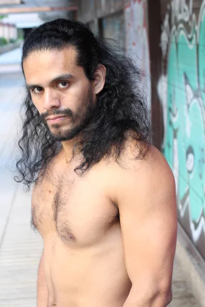 Primer Plano Retrato Guapo Joven Mestizo Sin Camisa Hombre Calle —  Fotos de Stock