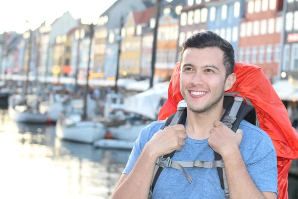 Efsanevi Nyhavn Kopenhag Danimarka Gülümseyen Etnik Sırt Çantası — Stok fotoğraf