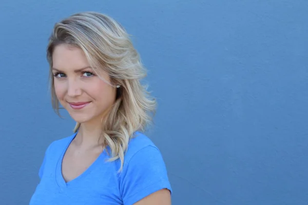 Retrato Cerca Hermosa Chica Rubia Sonriendo Sobre Fondo Azul — Foto de Stock