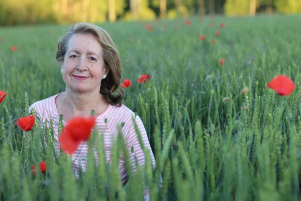 Volwassen Natuurlijke Vrouw Papaverveld — Stockfoto