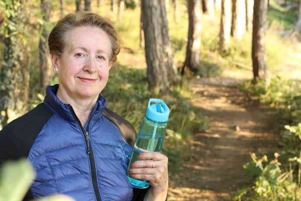 Donna Anziana Naturale Rilassante Dopo Esercizio — Foto Stock