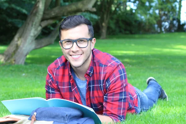 Nahaufnahme Porträt Einer Hübschen Jungen Studentin Die Park Auf Gras — Stockfoto