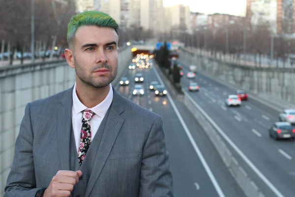 Elegante Homem Bonito Com Cabelo Verde Cidade — Fotografia de Stock