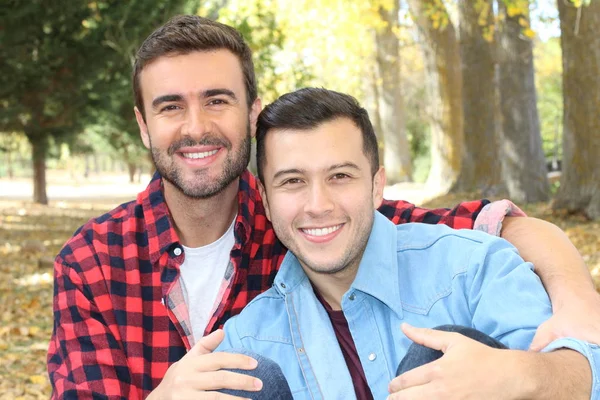 Gay Casal Aproveitando Parque Outono — Fotografia de Stock