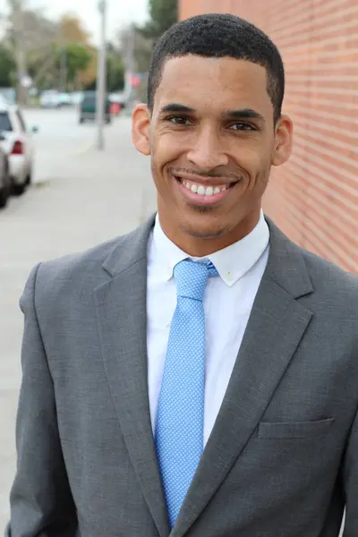 Primer Plano Retrato Guapo Joven Afroamericano Hombre Negocios Frente Pared — Foto de Stock