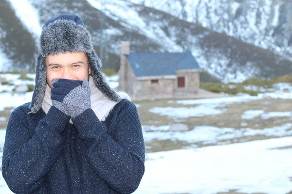 Eskimo Male Standung Outdoors Copy Space — Stock Photo, Image