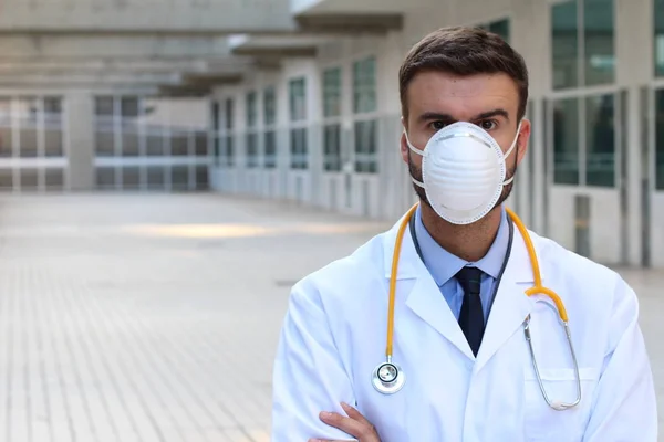 路上でマスクと聴診器を持つハンサムな若い医師のクローズアップ肖像画 — ストック写真
