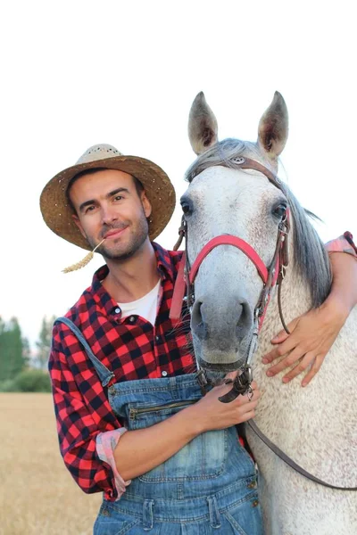 年轻英俊农民与马在大自然中的特写 — 图库照片