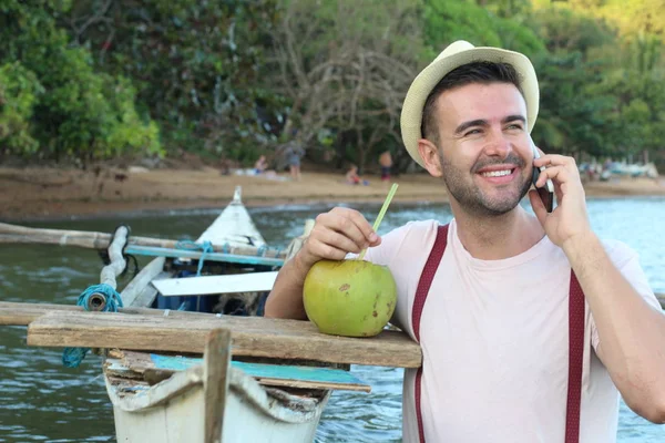 Elegante Macho Llamando Por Teléfono Desde Barco Mientras Bebe Coco —  Fotos de Stock