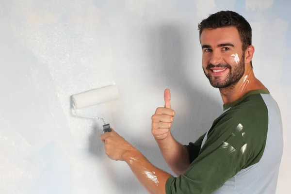 Pintor Bonito Desfrutando Seu Trabalho — Fotografia de Stock