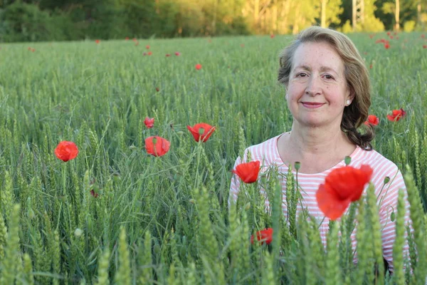 Volwassen Natuurlijke Vrouw Papaverveld — Stockfoto