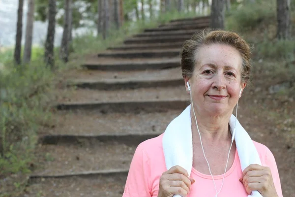 Donna Anziana Riposo Dopo Allenamento Nel Parco — Foto Stock