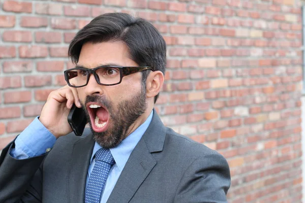 Latin Üzletember Öltönyben Kiabálva Beszél Okostelefonon — Stock Fotó