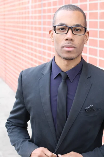 Tuğla Duvarın Önünde Siyah Takım Elbiseli Yakışıklı Afro Amerikan Adamının — Stok fotoğraf