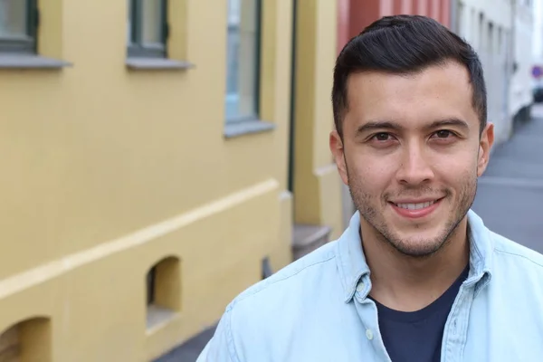 Close Retrato Belo Jovem Roupas Casuais Rua Velha Cidade Europeia — Fotografia de Stock