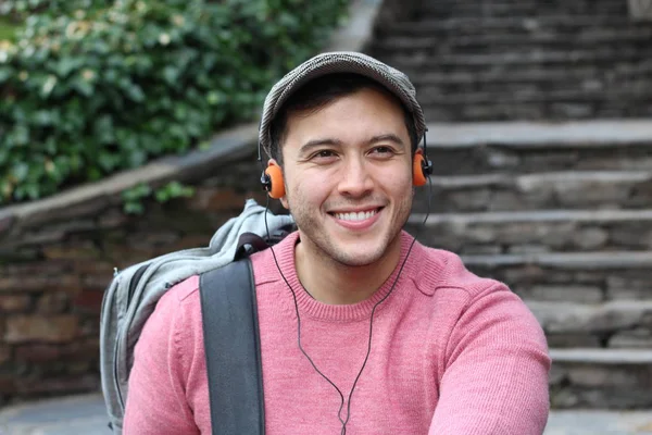 Close Retrato Belo Jovem Roupas Casuais Ouvir Música Com Fones — Fotografia de Stock