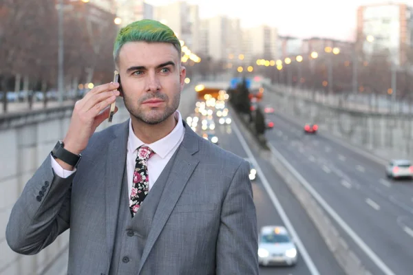 Elegante Homem Bonito Com Cabelo Verde Falando Telefone Cidade — Fotografia de Stock